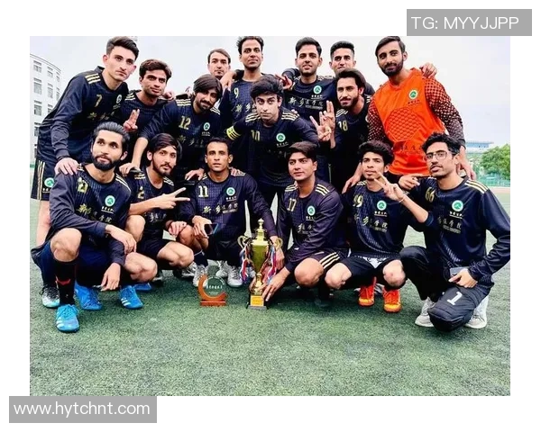 足坛巨星同志精神风采与绿茵场传奇故事的深度剖析